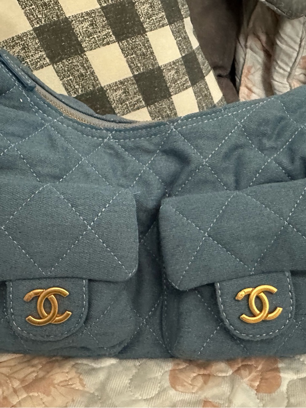 Quilted Blue Shoulder Bag with Gold Chain not authentic - Picture 6 of 10